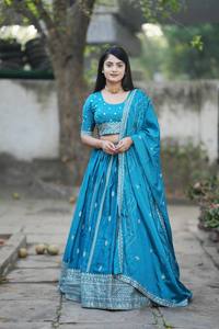 Mariage spécial Lehenga Choli fil et séquence brodé travail plitting motif complet cousu Lehengas Sari pour les fêtes - Product Image 4