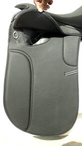 Selle anglaise synthétique de qualité supérieure la plus vendue pour l'équitation Selle de dressage en cuir à siège souple de qualité fine - Product Image 5