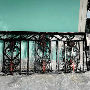 Garde-corps de balcon artistique moderne en fer forgé avec design décoratif forgé à la main pour espaces intérieurs et extérieurs élégants - Product Image 1