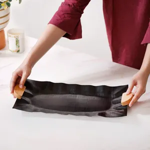 Plateau décoratif en métal noir en forme de rectangle pour aliments et collations avec poignées en bois pour la décoration intérieure au prix de gros - Product Image 3