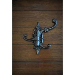 Gancho de pared de hierro forjado tradicional hecho a mano con un acabado negro envejecido para la decoración de la entrada y la organización del hogar - Product Image 2