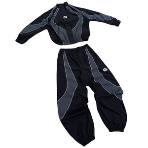 ชุดเซ็ตแทรคสูทประดับคริสตัลแบบกำหนดเอง เสื้อฮู้ดดี้โอเวอร์ไซส์และกางเกงขายาวทรงบาน พิมพ์ลายสไตล์สตรีทแวร์ ชุดเซ็ต 2 ชิ้น - Product Image 1