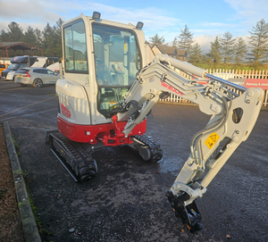 TAKEUCHI TB325R Mini-excavatrice sur chenilles compacte Takeuchi TB325R, couleur blanc et rouge - Product Image 4