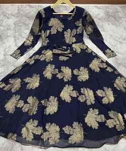 Fusion de mode: Style pakistanais Salwar Kameez - Fusion de styles traditionnels et modernes, créant une mode chic et élégante - Product Image 2