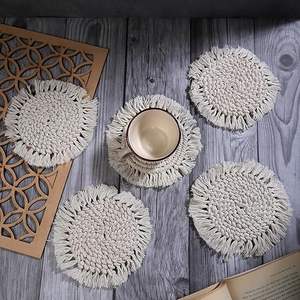 Sous-verre en macramé à charme vintage avec des tons doux et un tissage décoratif adapté à un décor chaleureux et à une protection de table fonctionnelle - Product Image 1