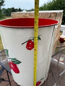 ถังขยะโลหะแอปเปิลสีขาวและแดงดีไซน์สุดหรูใหม่ถังขยะวินเทจผลิตด้วยมือขายส่ง2025ผลิตในอินเดีย - Product Image 5