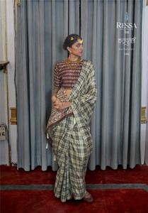 Enchanting Elegance lanza un nuevo catálogo 'Kathputli' con exclusivos saris de seda Banarasi con estampado Chex para indios pakistaníes - Product Image 5