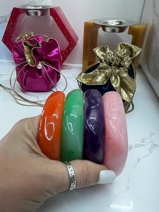 Brazalete de Resina Morada Intensa Hecho a Mano de Primera Calidad, Diseño Marmoleado, Joyería de Muñeca Gruesa, Accesorio de Moda con Diseño de Ángel para Mujer - Product Image 4