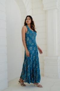 Ensemble deux pièces imprimé graphique cobalt et blanc, crop top dos nu et pantalon large, style bohème estival, lavable, longueur midi - Product Image 6