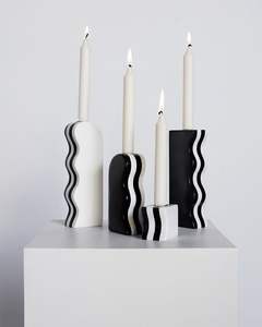 Ensemble de bougeoirs sculpturaux noir et blanc, design minimaliste contemporain, accessoire de décoration intérieure moderne - Product Image 3