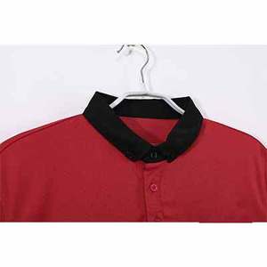 Maillot de football rétro personnalisé en polyester respirant avec short et design vintage authentique pour club de gros - Product Image 3