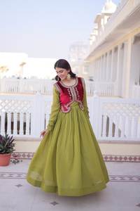 Robe de créateur de mode brodée à prix abordable – Nouvelle tenue indienne traditionnelle pour usage quotidien - Product Image 5
