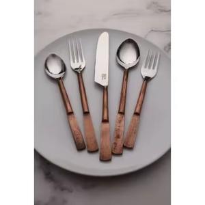 Cubiertos artísticos de metal con mangos esculpidos, perfectos para chefs, food stylists o comedores de alta gama. - Product Image 3