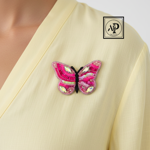 Broche artisanale de luxe en coton tête de cheval ornée de perles et de strass, élégante et scintillante, pour vestes et sacs - Product Image 5