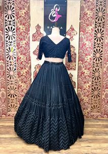 Lehenga noir le plus vendu, magnifiquement orné de Heavy Beats Hand Work, parfait pour toutes les fonctions de l'Inde au prix de gros - Product Image 5