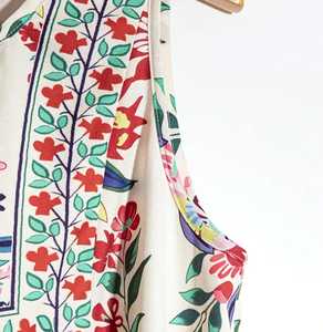 Camiseta de empalme de encaje con estampado floral, camiseta elegante de manga casquillo con cuello en V para primavera y verano, ropa de mujer - Product Image 3