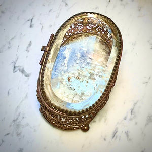 Boîte à bijoux en métal et verre en laiton pur conception en relief boîte à bijoux en métal fini doré au prix de gros pour accessoires de maquillage - Product Image 4