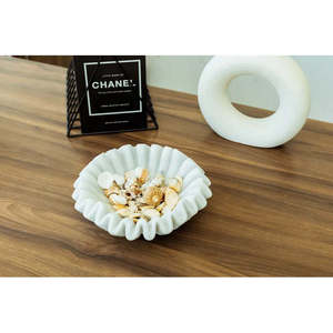 Cuenco decorativo con bordes ondulados blancos - Product Image 3