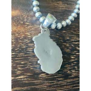 Pendentif plume en argent sterling et huître barbelée de fabrication navajo, serti de corail incrusté - Product Image 5