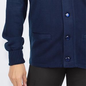 Pull universitaire d'inspiration vintage-doux, chaud et parfait pour une tenue décontractée et un look tendance - Product Image 5