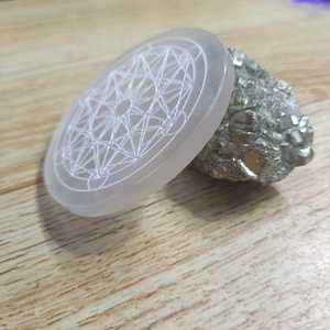 Placa grabada de cristal de selenita natural de calidad superior con diseños intrincados para equilibrio de Feng Shui y Chakra a la venta - Product Image 4