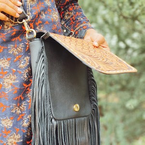 Vente en gros de sac à main à bandoulière de style bohème marron 100% sac à franges en cuir véritable avec pompon à rabat Western à la mode - Product Image 2