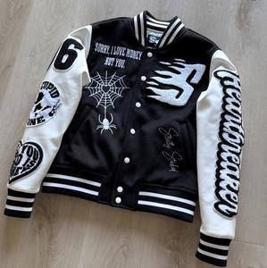 เสื้อแจ็คเก็ตวาร์ซิตี้ผ้าขนสัตว์หนาสำหรับผู้ชาย แบบกำหนดเอง พร้อมลายปักและแขนเสื้อสไตล์หนัง - Product Image 4