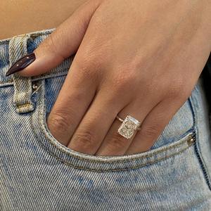 Anillo de Compromiso Solitario con Diamante Cultivado en Laboratorio de Corte Radiante de 8.00 Quilates, F VVS1 VVS2, Certificado IGI, Oro Blanco de 18k - Product Image 1