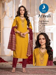 Meilleure vente Ensemble Kurti tendance en coton avec créateur Dupatta Parfait pour un look ethnique contemporain disponible en vente de gros - Product Image 3