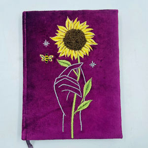 สมุดบันทึกผ้ากำมะหยี่ทำมือ ดีไซน์ดอกทานตะวัน พรีเมียม หรูหรา ปักลาย สีสันปรับแต่งได้ ขนาด A5/A6 ของขวัญสำหรับนักเรียน - Product Image 1