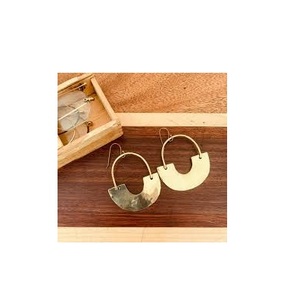 Nouveau bijoux de mode boucle d'oreille en or faite à la main meilleur fabricant boucle d'oreille en laiton faite à la main femmes et filles boucle d'oreille de mariage prix bon marché - Product Image 1