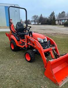 Mini-tracteur Kubota BX23S, excavatrice et chargeur frontal à prix avantageux - Product Image 1