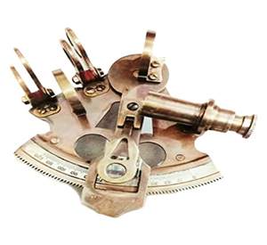Sextante de latón pulido para aplicaciones decorativas marinas y de barcos con parte de pistón de madera - Product Image 1