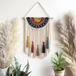 Tapiz de Macramé Arcoíris para Decoración del Hogar, Exhibición Vibrante para Paredes e Interior Alegre, Hecho a Mano en India - Product Image 6