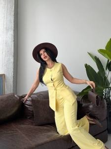 Ensemble de costume sans manches jaune pour femme, couleur unie, satin élégant, longueur complète, décoration boutonnée, tenue d'été - Product Image 6