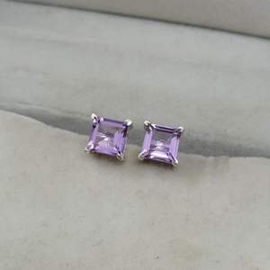 ต่างหูอเมทิสต์เงินสเตอร์ลิงทรงสี่เหลี่ยม หินประจำเดือนกุมภาพันธ์ เครื่องประดับหรูหรา ของขวัญสำหรับผู้หญิงและเด็กผู้หญิง - Product Image 3