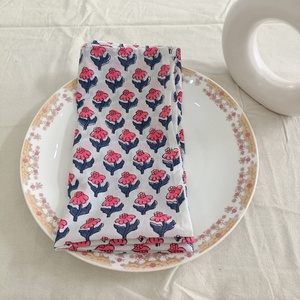 Serviettes en coton imprimées de fleurs roses et blanches de style bohème, écologiques, faites à la main, réutilisables, pour mariage et maison - Product Image 2