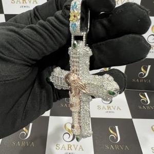 Amuleto de la Paz Personalizado con Diamantes Moissanite VVS en Oro Rosa, Corte Baguette, Completamente Engastado, Joyería Fina Hip Hop para Hombre, Certificado IGI - Product Image 6