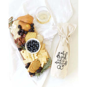 ถุงผ้าแคนวาสใส่ไวน์ลาย "กิน ดื่ม แต่งงาน" สำหรับมอบเป็นของขวัญ - Product Image 2