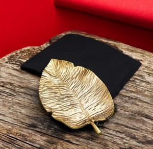 Élégant bol à collation en forme de feuille de ginkgo doré parfait pour servir des friandises ou comme décoration d'intérieur élégante - Product Image 6