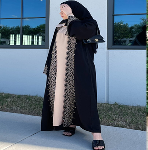 Abaya élégante de couleur marron avec des rayures verticales et des manches cloche. Vêtements modestes modernes disponibles à des prix de gros. - Product Image 2