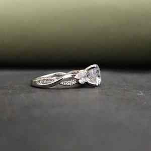 Impresionante Anillo de Compromiso Unisex de Tres Piedras con Diamante Moissanita de Corte Redondo en Acero Inoxidable y Oro Sólido de 18 Quilates, Último Diseño - Product Image 5