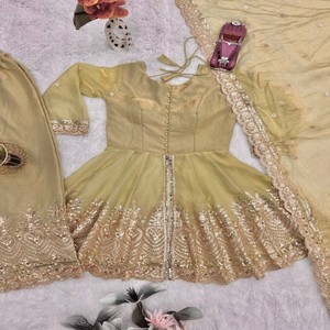Ensemble Kurta Plazo en Soie Fandy Bicolore VASTRA COTTAGE avec Broderies, Paillettes et Véritables Appliques Miroir – Robe de Créateur Cousue - Product Image 6