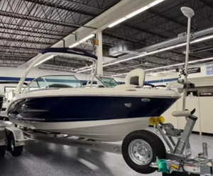 Yate Usado Chaparral 21 Surfs 2025 en Venta con Remolque Gratis Incluido, Lancha a Motor para Trabajo o Remolque con Propulsión a Chorro - Product Image 3