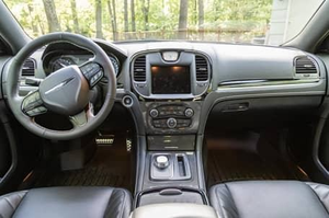 Chrysler 300C AWD 2023, SUV de luxe, pneus R18, sièges en cuir automatiques, caméra arrière, essence électrique, carburant, conduite à gauche, toit ouvrant panoramique - Product Image 3