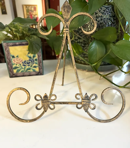 Support en métal élégant pour accessoires de décoration intérieure, offrant un design équilibré et une élégance métallique, marque privée - Product Image 3