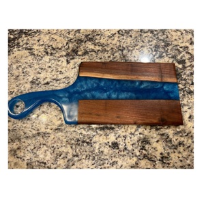 Tabla de cortar de madera natural con diseño de resina verde, tabla de cortar premium hecha a mano, superficie elegante para preparar y servir en la cocina - Product Image 3