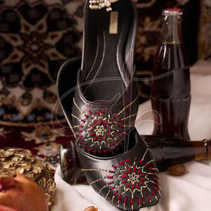 Khussa para Mujer en Tonos Tierra, Cuero Marrón Cálido Antideslizante, Estilo Rústico pero Elegante, Diseño Exquisito con Corte Láser, para Todas las Temporadas - Product Image 3