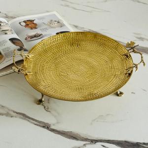 Bandeja de proveedor de servicio Breck Fist con bandeja decorativa de hoja de Metal de latón con acabado antiguo dorado forma Irregular redonda para servir - Product Image 4