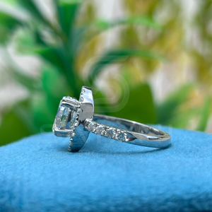 แหวนมอสซาไนต์ทรงรีไร้สีประดับเพชรรอบวง ตัวเรือนเงินแท้ 925 เครื่องประดับเจ้าสาวงานหมั้นงานแต่งงานสุดหรูสำหรับผู้หญิง - Product Image 3